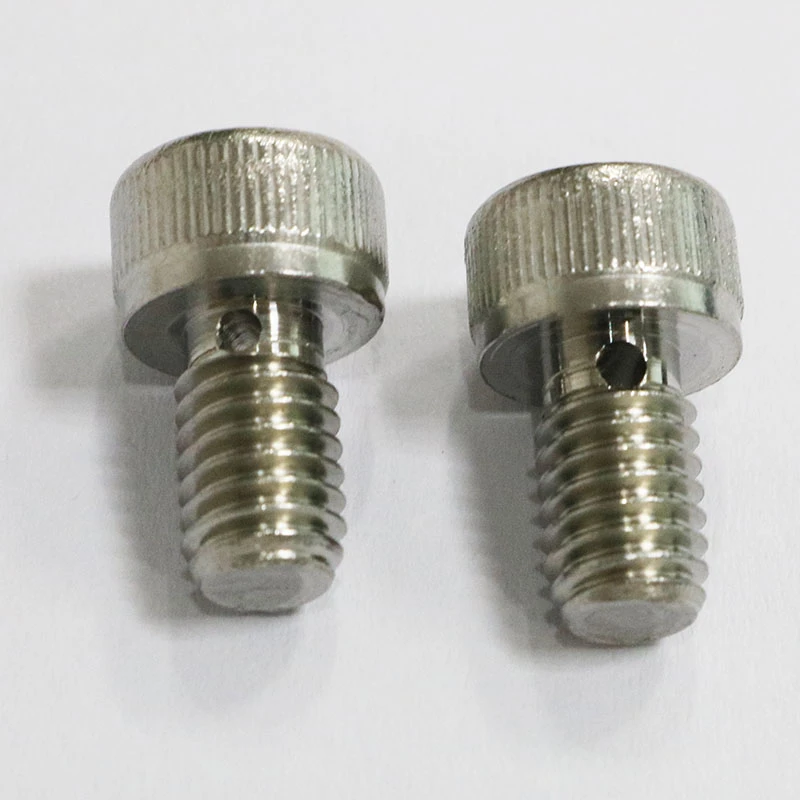 হোল ক্যাপ বোল্ট মাধ্যমে